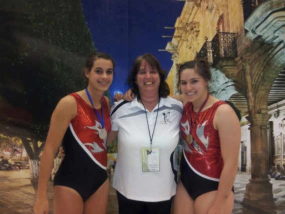 Championnats panaméricains de tumbling : Stéphanie Larochelle remporte l'or Stéphanie Larochelle (à droite), des Elfes de Granby,... (PHOTO FOURNIE)