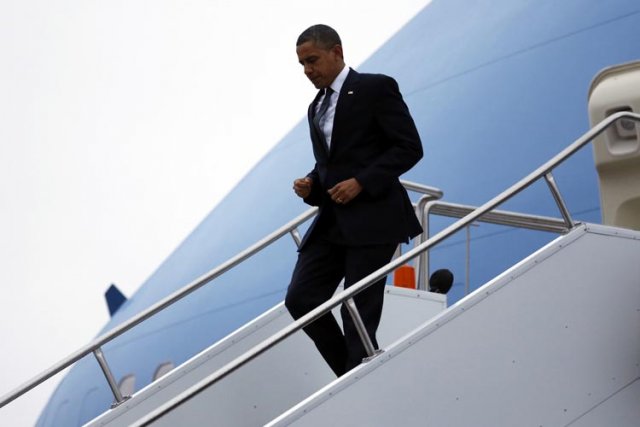 Barack Obama à  son arrivée à l'aéroport militaire... (Photo: AP)