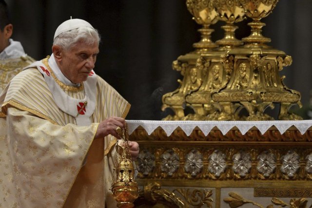 Le pape Benoît XVI arrive à la basilique Saint-Pierre pour... (PHOTO VINCENZO PINTO, AFP)