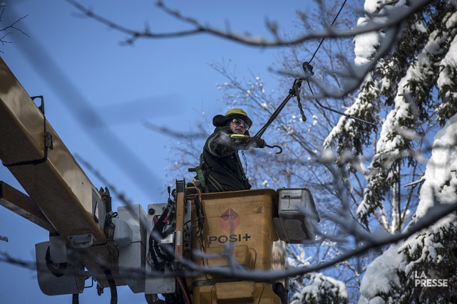 Les équipes d'Hydro-Québec toujours à l'oeuvre dans la région Quelque 2000 foyers de l'Outaouais ont passé un... (Photo: Olivier PontBriand, archives La Presse)