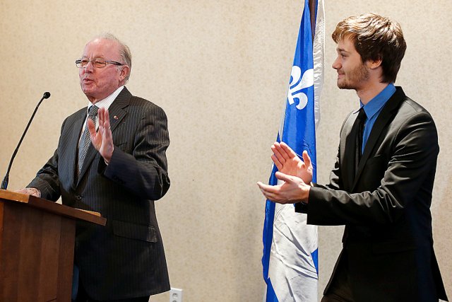 Bernard Landry constate un éveil politique chez les jeunes Léo Bureau-Blouin (à droite) poursuit sa mission de... (Le Soleil, Yan Doublet)