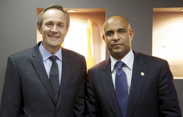 Laurent Lamothe (à droite) en compagnie de l'ambassadeur... (Photo PC)