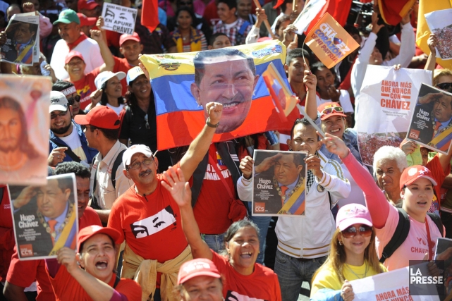 Plusieurs centaines de partisans d'Hugo Chavez ont commencé... (PHOTO LEO RAMIREZ)