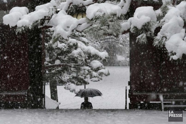 Promenade sous la neige au coeur de Tokyo.... (Photo Reuters)