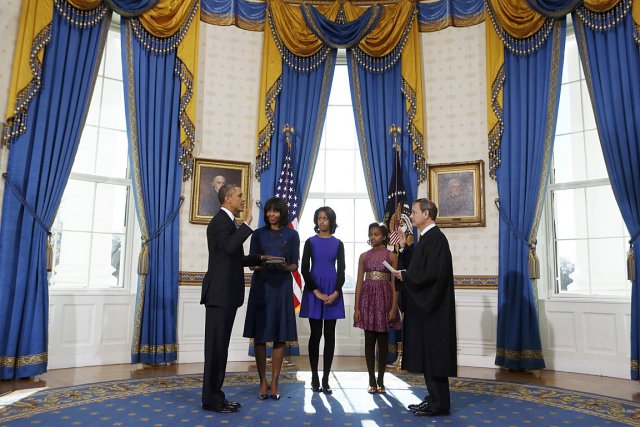 Le président a prêté serment en posant la... (Photo: Reuters)