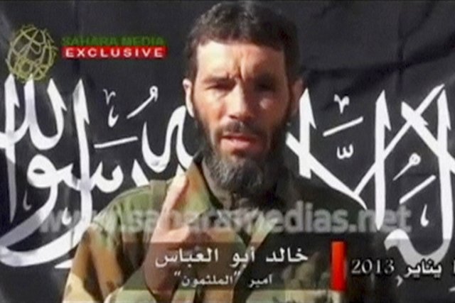 Prise d'otages algérienne: cinq étrangers toujours disparus Mokhtar Belmokhtar, alias Le Borgne ou encore monsieur... (IMAGE SAHARA MEDIA/REUTERS TV)