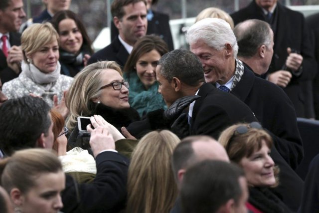 Hillary Clinton et Barack Obama se saluent sous... (Photo Win McNamee, AP)