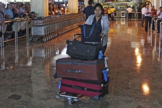 Une femme à l'aéroport de Comalapa, au Salvador.... (PHOTO JUAN CARLOS, AFP)