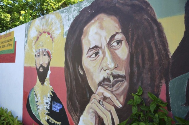 Une murale représentant Bob Marley a été peinte... (Photo: AP)