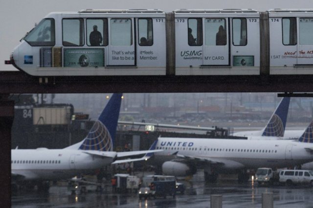 Tous les vols au départ et à l'arrivée des aéroports new-yorkais ont été... (Photo Gary Hershorn, Reuters)