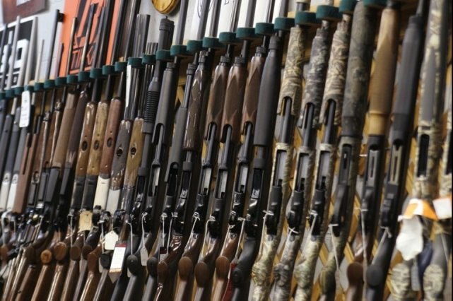 Projet de loi pour un registre des armes à feu au Québec Actuellement, pour les ventes dans un magasin par... (Photos archives)
