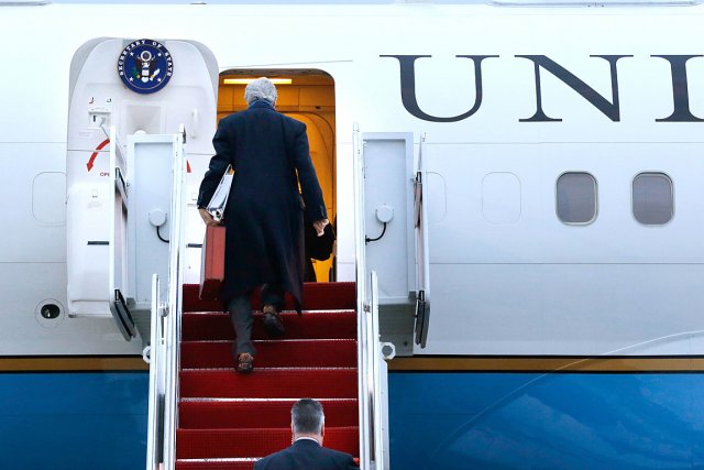 John Kerry embarque dans l'avion qui le mènera... (Photo: AFP)