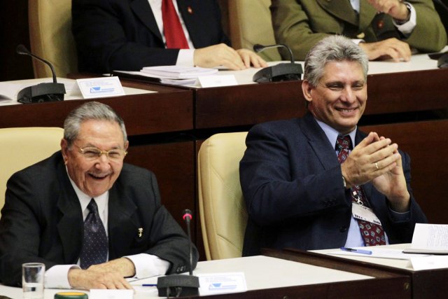 Le président cubain Raul Castro (à gauche) et... (PHOTO DESMOND BOYLAN, REUTERS)