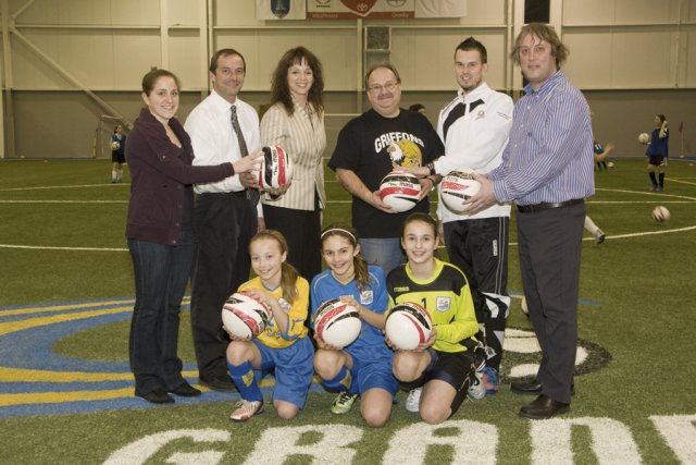 Nouveau programme de concentration soccer à l'École Haute-ville Dans l'ordre habituel: Marie-Pier Brabant (enseignante d'éducation physique),... (photo Stéphanie Mantha)