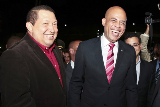 Le président Michel Martelly (à droite) reçu à... (PHOTO ARCHIVES REUTERS/PALAIS MIRAFLORES)