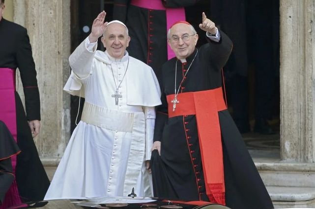 Le nouveau pape François (à gauche) et le... (Photo Reuters)