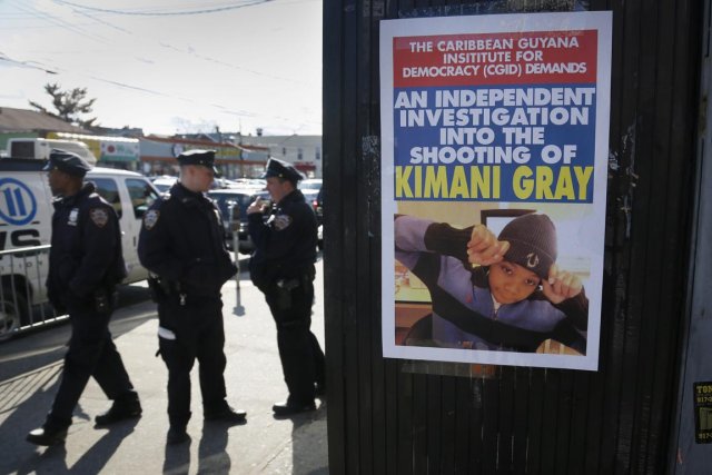 La mère d'un jeune Noir tué le week-end dernier par la police à New York  a... (Photo: AP)