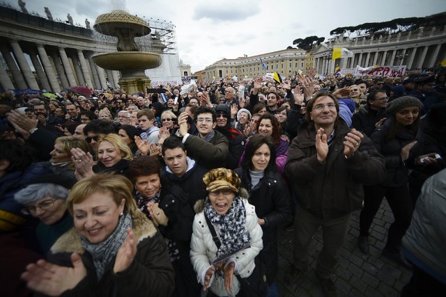 La foule a acclamé le nouveau pape François... (Photo: AFP)