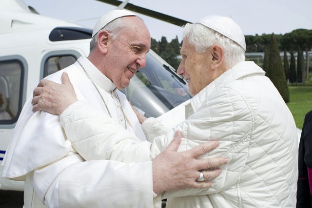 Le pape François et son prédécesseur Benoît XVI.... (Photo: Reuters/Osservatore Romano)