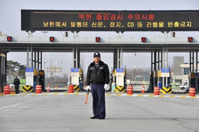 Un garde de sécurité sud-coréen est posté sur... (PHOTO JUNG YEON-JE, AFP)
