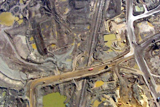 Une photo aérienne des sables bitumineux d'Alberta.... (photo therevolutionmovie.com)