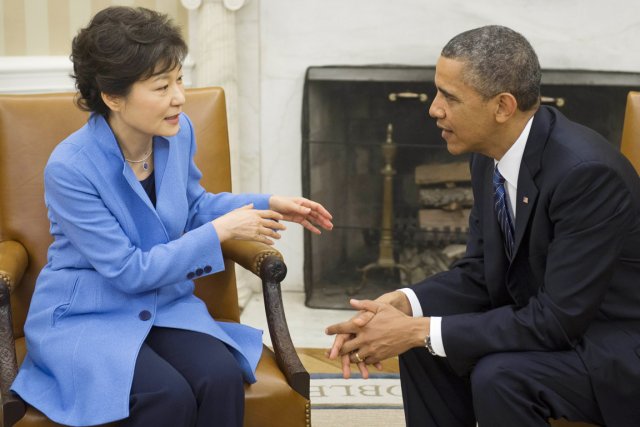 La nouvelle présidente sud-coréenne Park Geun-hye s'entretient avec son... (PHOTO SAUL LOEB, AFP)