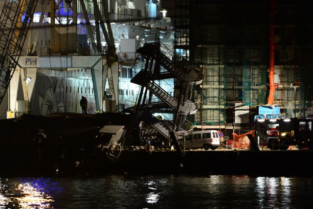 Sous le choc très violent, la tour de... (Photo: AFP)