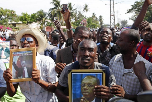 Des partisans de l'ex-président haïtien ont manifesté devant... (PHOTO MARIE ARAGO, REUTERS)
