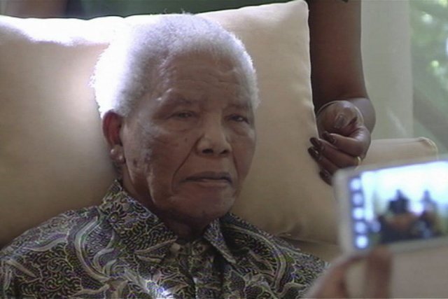 Nelson Mandela apparait dans une photo tirée d'une... (PHOTO AP)