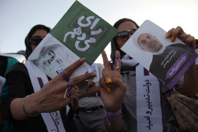 Deux partisanes de Hassan Rohani, un religieux modéré... (Photo ars News, Ashraf Tabatabaei, AP)