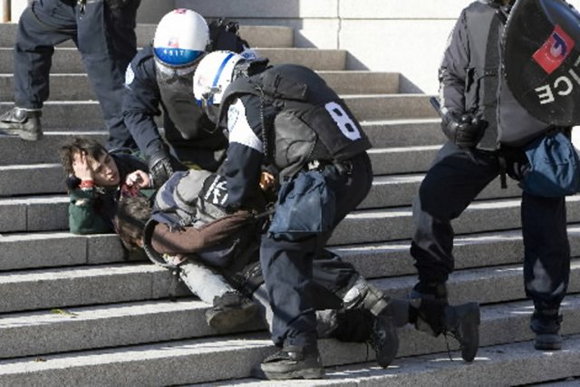 http://images.lpcdn.ca/641x427/201306/20/706583-arrestation-lors-manifestation-contre-brutalite.jpg