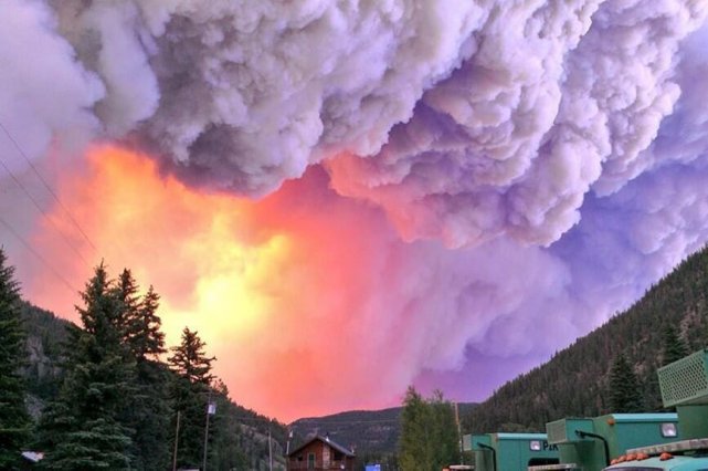 L'avancée rapide du sinistre a forcé l'évacuation de... (PHOTO REUTERS/The Pike Hotshots)