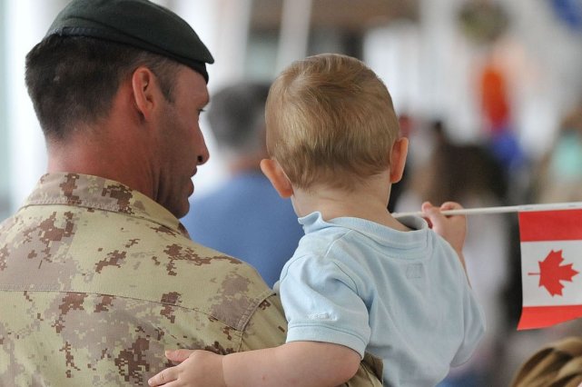 Quelque 900 militaires de retour d'Afghanistan Le premier groupe de 90 militaires qu?b?cois est... (Photo Steve Deschenes, Archives Les Soleil)