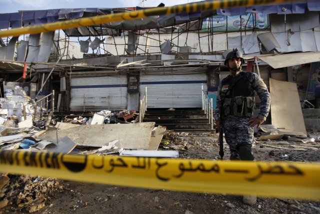 Irak: 9 morts dans l'explosion d'une bombe sur un terrain de soccer Une flambée de violences en Irak fait craindre un... (Photo THAIER AL-SUDANI, REUTERS)