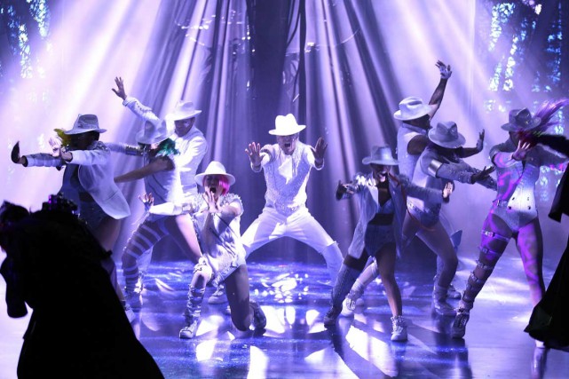 Hommages divers à MJ.......... 711573-spectacle-michael-jackson-one-compose