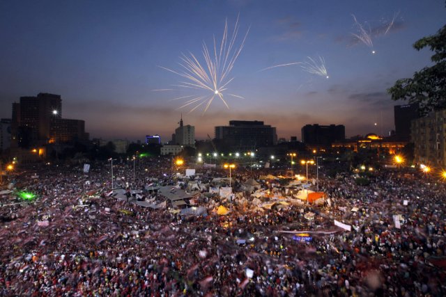 Des feux d'artifice illuminaient le ciel du Caire... (Photo Amr Nabil, Associated Press)