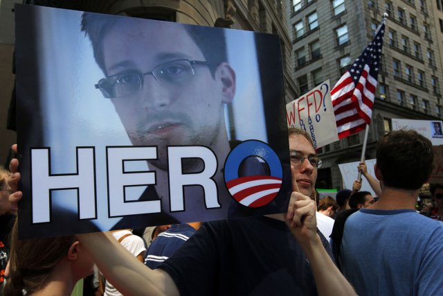 Un homme brandit une photo d'Edward Snowden sur... (Photo Brian Snyder, Reuters)