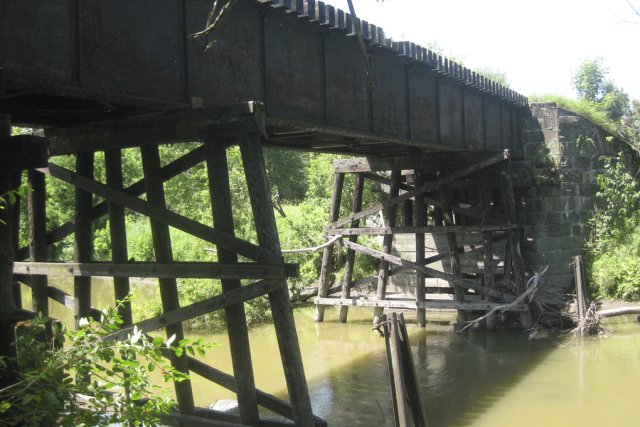 Inondations à Cowansville : le pont de MMA mis en cause Les pilotis qui supportent le pont de la... (photo michel laliberté)