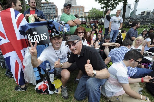McCartney sur les Plaines: les premiers arrivés déjà ravis À 44 ans, Sylvain Gravel (t-shirt blanc) écoute... (Le Soleil, Erick Labbé)