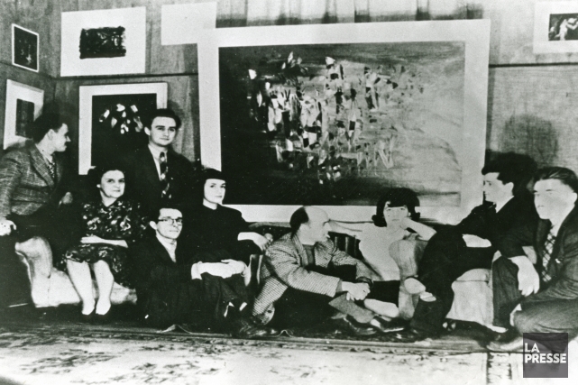 Refus global : un geste rebelle et historique. Eric Clement -La Presse. CA Photo de 1947, exposition des automatistes: Claude Gauvreau,... (Photo: archives La Presse)