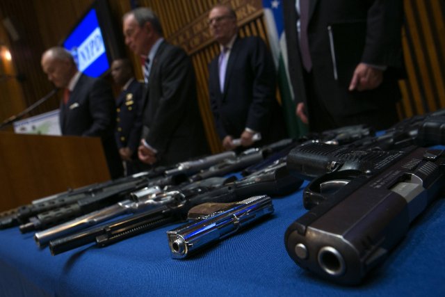 Plus de 250 armes à feu illégales ont... (PHOTO ERIC THAYER, REUTERS)