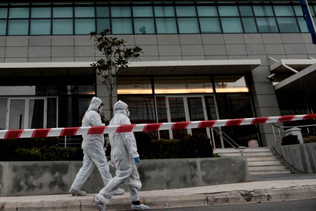 Grèce: une bonbonne de gaz explose devant un bureau ministériel Des attentats, généralement sans victime, contre des cibles... (PHOTO d,archives ARIS MESSINIS, AFP)