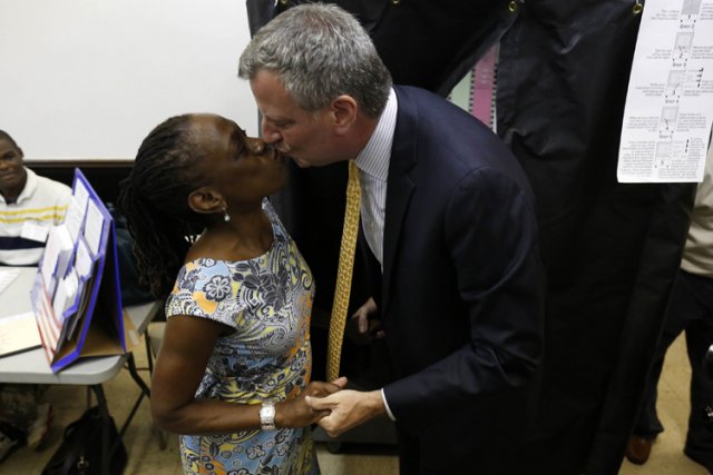 Bill de Blasio a embrassé sa femme après... (Photo: Reuters)