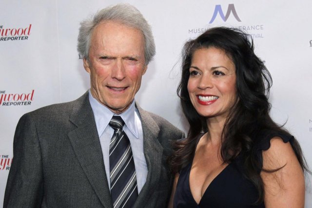 Clint et Dina Eastwood... (PHOTO DANNT MOLOSHOK, REUTERS)