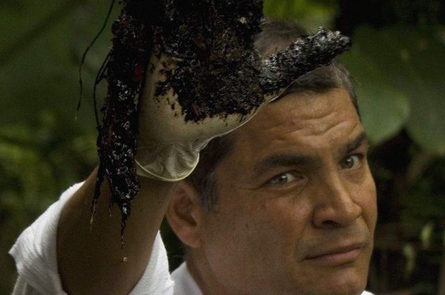 Le président de l'Équateur Rafael Correa a symboliquement... (Photo GUILLERMO GRANJA, Reuters)