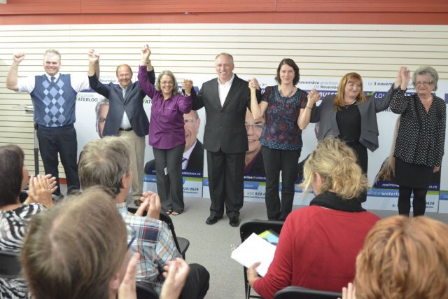 La coalition Waterloo lance sa campagne : poursuivre le travail accompli La Coalition Waterloo, avec au centre le chef... (photo Maxime Sauvage)