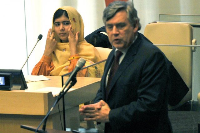 Malala Yousafzai et Gordon Brown, l'ancien premier ministre... (PHOTO TIMOTHY CLARY, AFP)