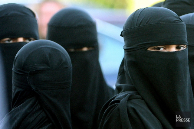Des femmes portant le niqab... (Photo Dave Thompson, archives AP)