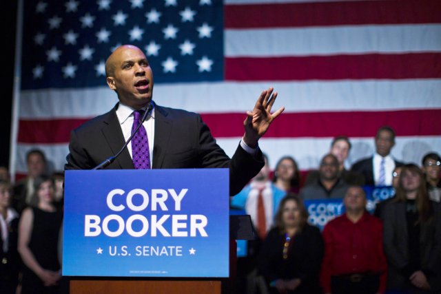 Barack Obama et Cory Booker (ci-dessus) ont beaucoup en... (PHOTO EDUARDO MUNOZ, REUTERS)