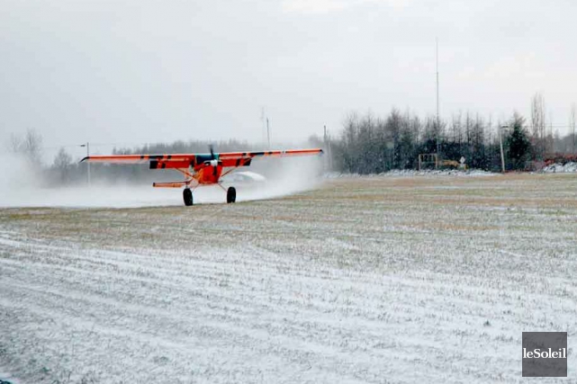 Le fédéral rappelle à l'ordre les aérodromes Les opposants à l'aérodrome de Neuville voient d'un bon... (Photothèque Le Soleil)